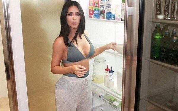 金卡達夏日前被粉絲提問表示，為何家裡的冰箱都是牛奶，難道平常都是吃空氣嗎？對此金卡達夏隨即錄製一段影片，當場幫粉絲解惑。圖／取自instagram@Skims