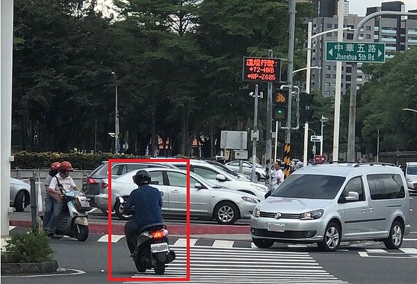 高雄市的機車族常為了貪圖方便,趁停等紅燈時「高雄式左轉」。圖/高雄市政府提供