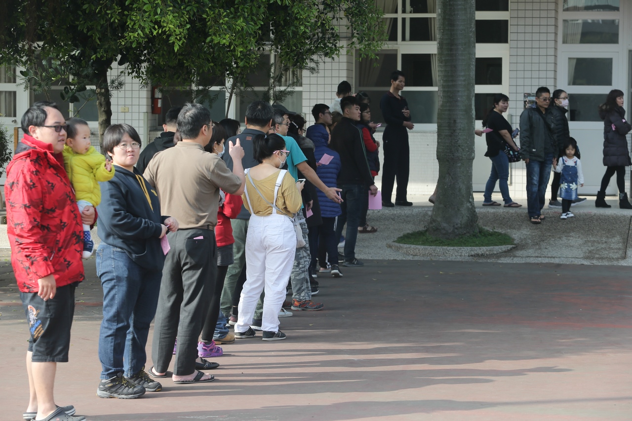 台中市大雅國小投開票所今天一早就聚集了許多參與投票的民眾。記者黃仲裕／攝影
