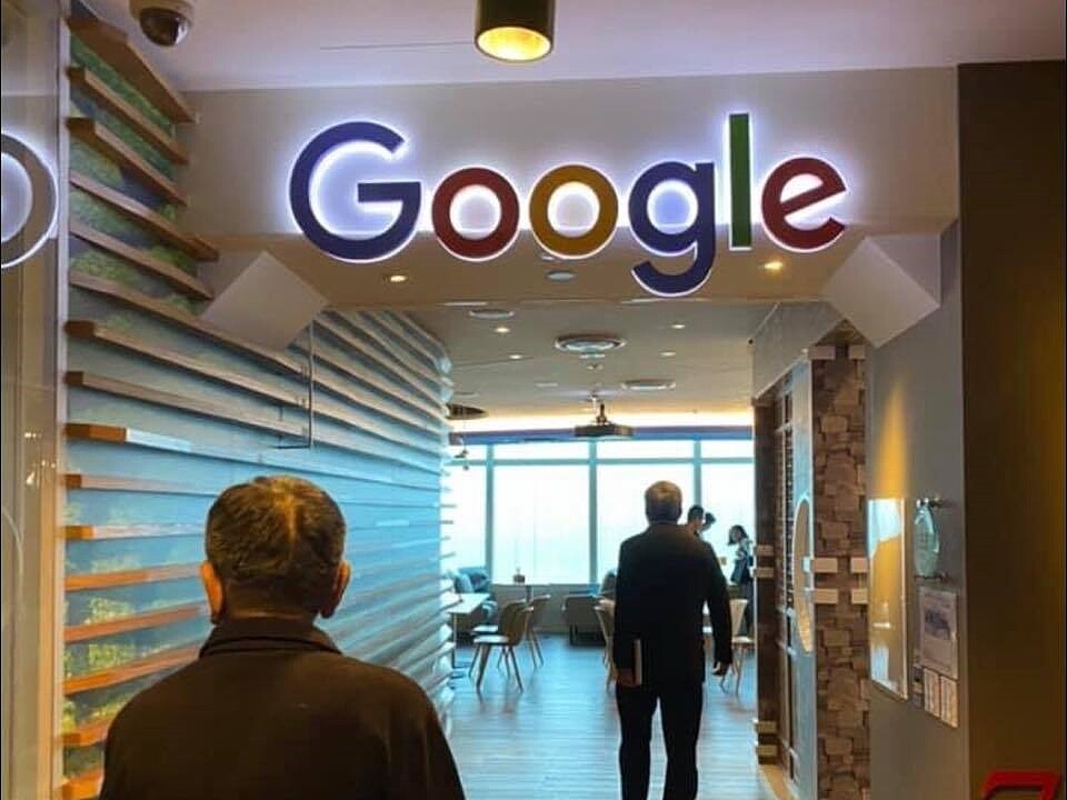 謝金河參訪101大樓Google的台北總部。圖/取自謝金河臉書