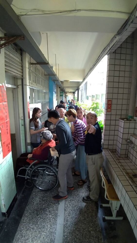 高雄市警方今在楠梓莒光國小第659投開票所逮獲1名竊盜通緝犯,詢後將會把犯嫌解送橋投地檢署。記者賴郁薇/翻攝