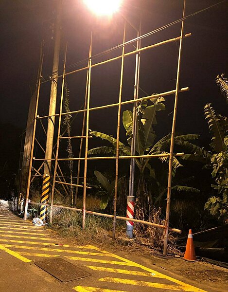 林姓老婦昨晚雇用謝姓男子拆除總統及立委候選人競選帆布,巡邏員警發現送辦。圖/翻攝畫面