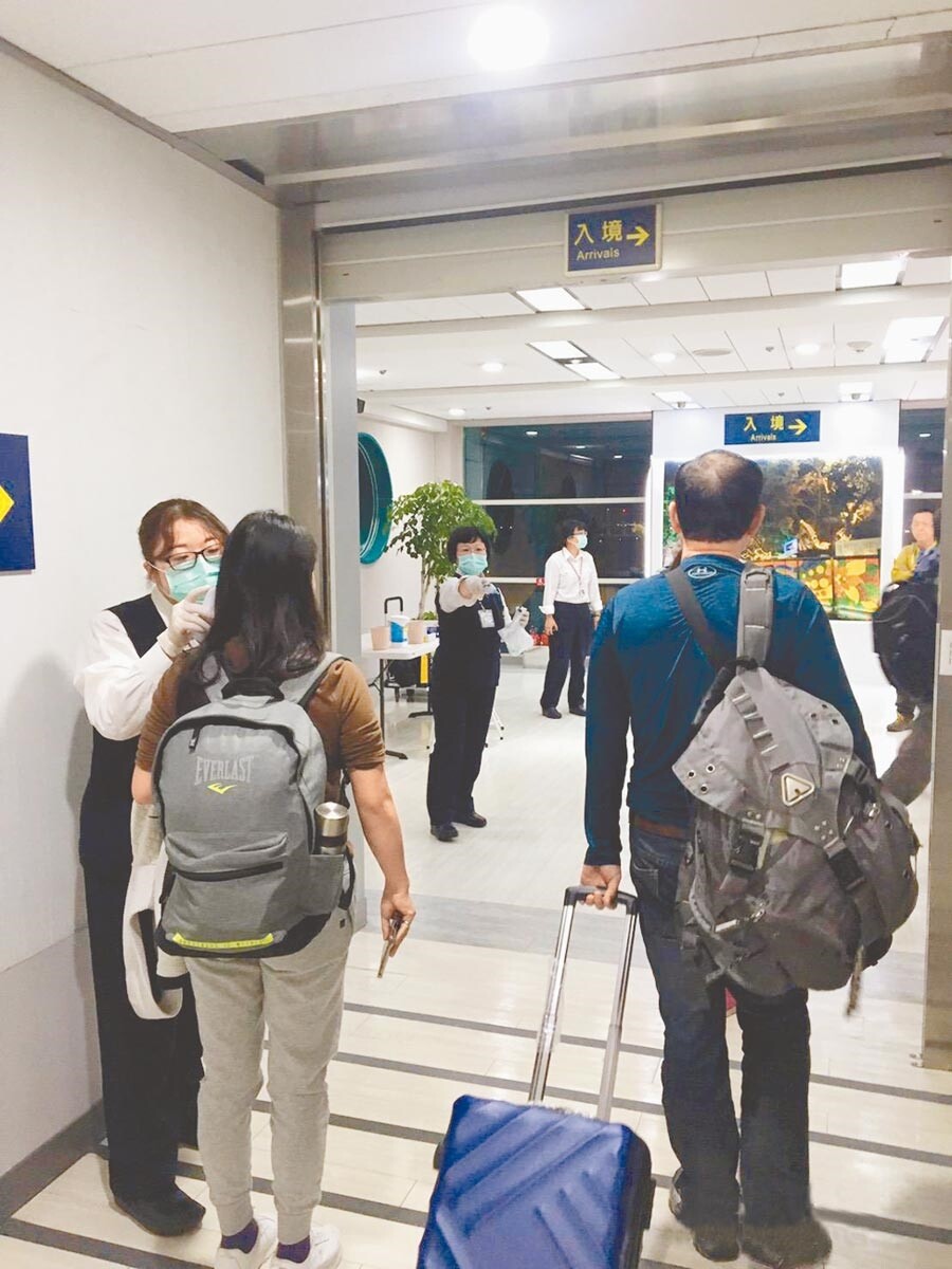 陸方公布武漢肺炎病毒基因定序,疾管署官員判斷,病毒可能來自蝙蝠。圖為疾管署防疫人員在機場為入境旅客量體溫。圖/疾管署提供