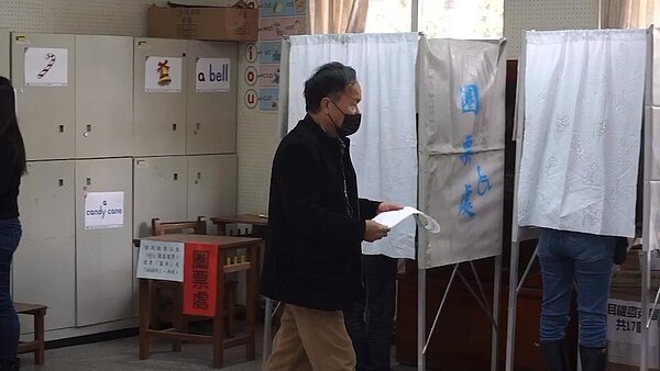 新竹有民眾戴著口罩前來投票,他表示因為有看到網路上傳來的消息,心裡還是會擔心,因此特別戴口罩前來。記者郭政芬/攝影
