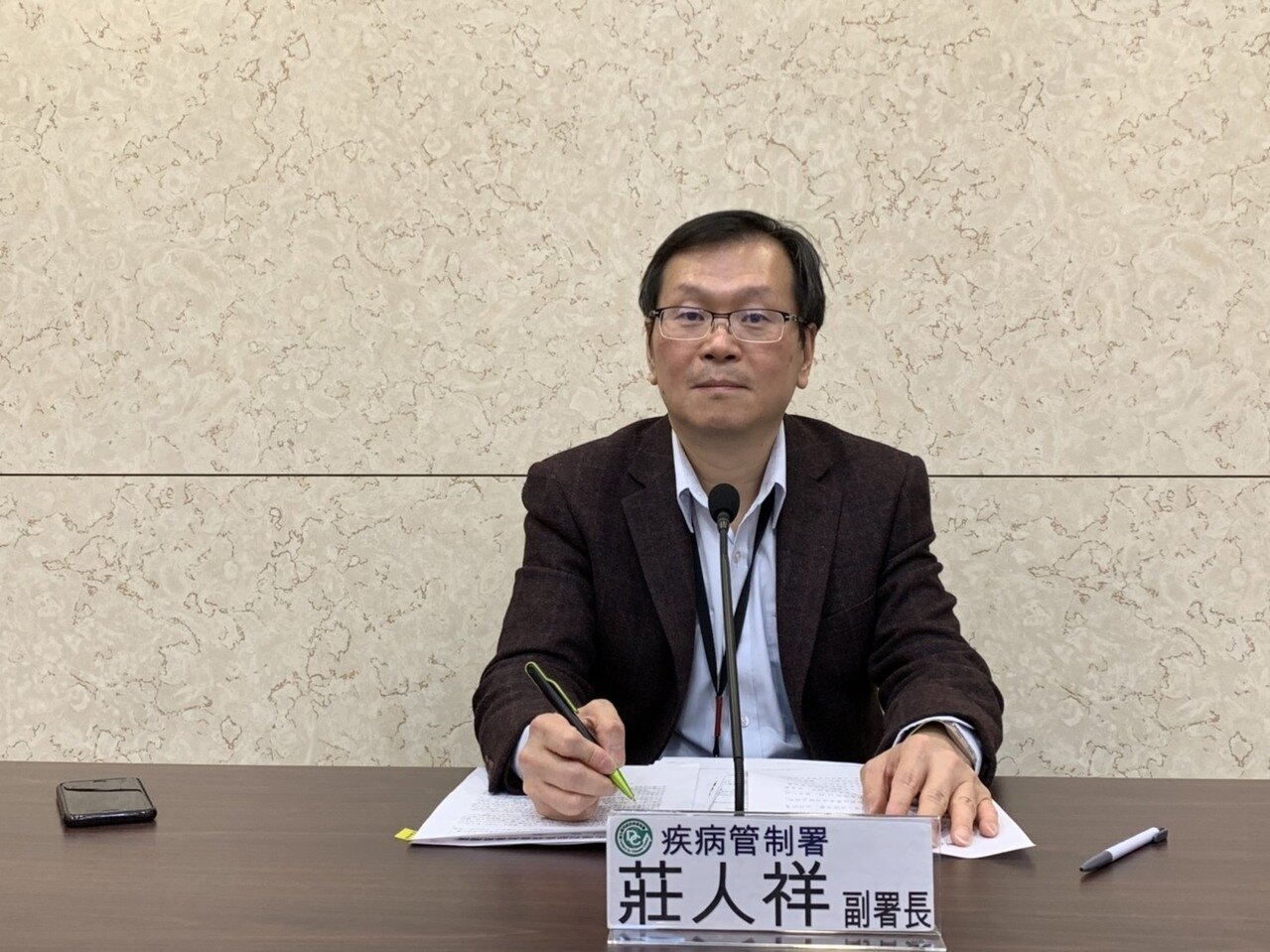 疾管署副署長莊人祥表示今天已經取得新型冠狀病毒基因序列,我國將依據此建立快速檢驗方法,將時效縮短至4小時內,盼一周內可運作。記者陳雨鑫/攝影