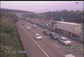 中山高圓山路段南下、北上皆車多,國道警方提醒用路人小心駕駛。記者巫鴻瑋/翻攝