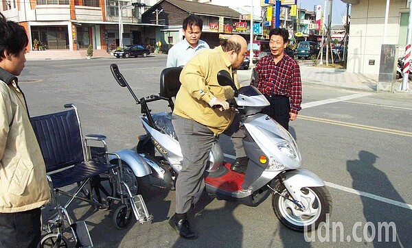 今年起身障者可以報考大型重機駕照,不過無法用改裝的重機車報考,許多身障者認為,這種開放等於沒開放,完全沒有用。圖/聯合報資料照片