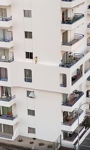 一名4歲女童被拍到於西班牙一酒店的外牆行走,過程險象環生,幸好最終沒發生意外。圖/臉書「I Love Tenerife」影片截圖