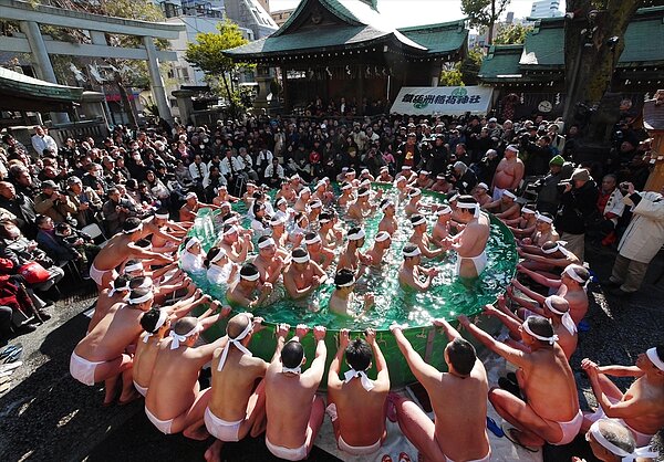 東京鐵砲洲稻荷神社12日舉行祛寒祈福儀式。圖/取自東京中央區觀光資訊中心