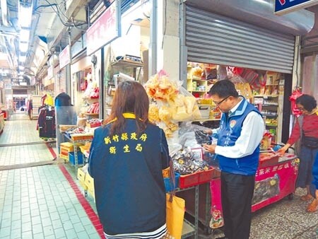 新竹縣衛生局日前進行春節複合式專案稽查抽驗,提醒民眾採買食品務必留意標示。圖/莊旻靜攝