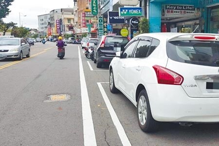 苗栗市路邊停車將於春節期間實施暫停收費。（何冠嫻攝）