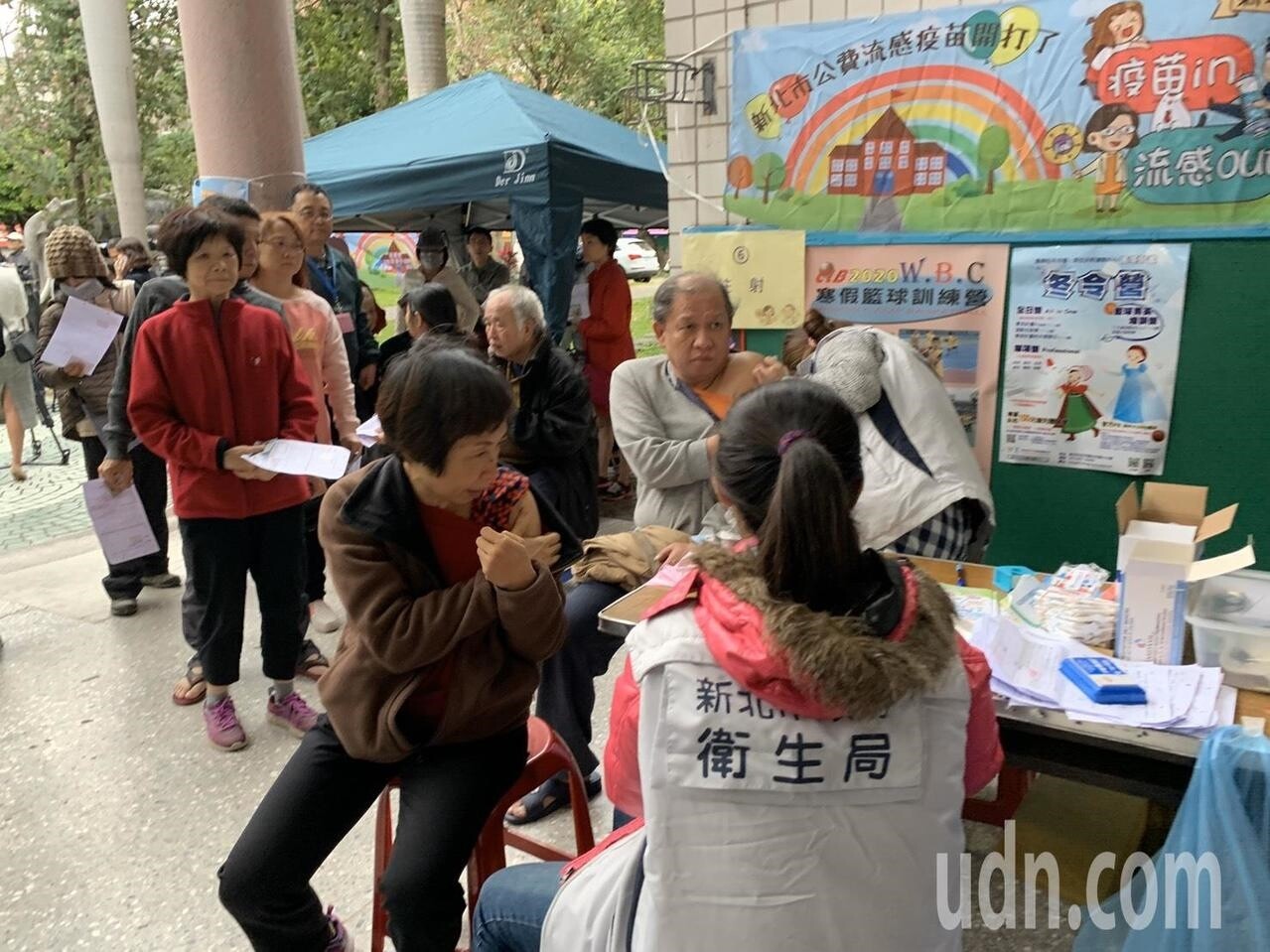 新北市的流感疫苗持續施打中,本月起已開放所有公費對象全面施打。 記者張曼蘋/攝影
