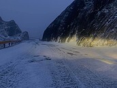 合歡山飄雪了！山頭成銀白世界　追雪族樂直播