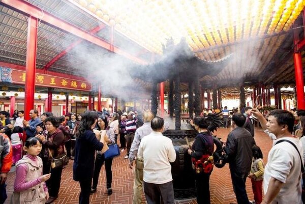 新年期間，到廟宇參拜祈福可以保佑接下來一整年平安順遂。台南市政府提供