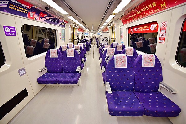 新年新氣象,桃捷公司為了迎接出國、回國以及讓外國旅客感受台灣農曆春節的氣氛,特別設計「鼠來報吉祥」濃濃年節氣氛頭枕巾。圖/桃捷公司提供