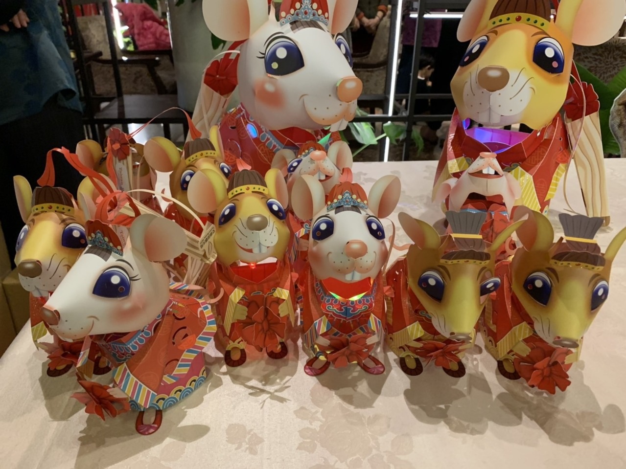 交通部觀光局今（13）日發表2020台灣燈會「小提燈」，以農曆生肖鼠為題，採用家喻戶曉的老鼠娶親故事為發想，並命名為「吉利鼠與美力鼠」。　記者楊文琪／攝影