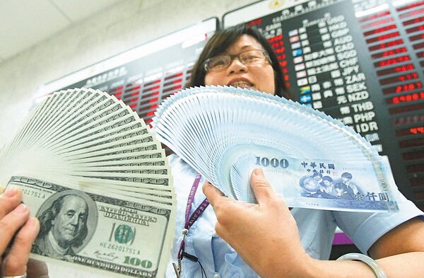 上班族可善用年終獎金,提撥部份獎金規劃保障或保險理財。 圖/聯合報系資料照片