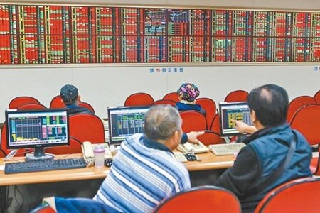 
2020總統大選後，台北股市13日開高震盪走高，收盤漲88.77點，為12113.42點，漲幅0.74％，成交金額新台幣1423.21億元。(鄧博仁攝）
 