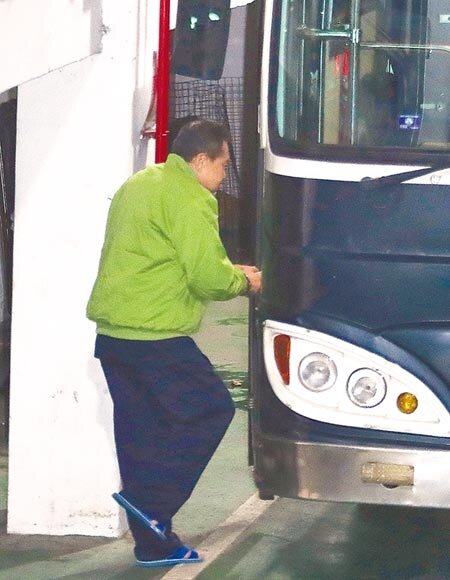 太平洋電線電纜公司前董事長孫道存侵占太電旗下基金會逾1億多元,合議庭13日裁定3000萬元交保、限制出境、住居及每日至派出所報到,但他先回看守所明天再籌錢交保。圖/記者陳怡誠攝影