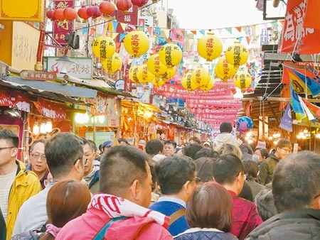 農曆新年將屆，迪化街年貨大街也擠滿了採買趕辦年貨的民眾。圖／記者陳俊雄攝影