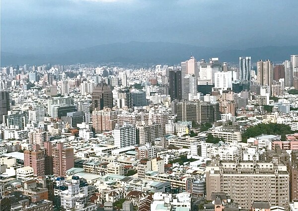 根據內政部統計,北市30年以上的老屋多達60萬戶,其中又以老舊公寓為大宗,頂樓漏水問題常讓民眾苦不堪言。 圖/聯合報系資料照片