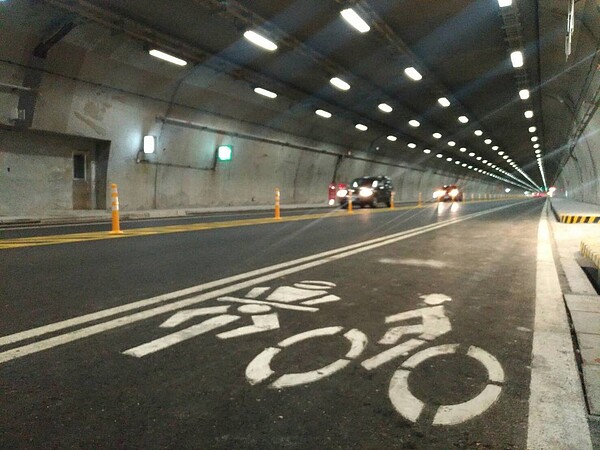 蘇花改全線通車後速限40到60公里,公路總局第四區養護工程處表示,預計半年後開放大貨車通行,再請專家學者評估是否提高速限。圖/民眾提供