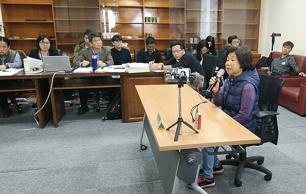 彰化縣「鹿港打鐵厝產業園區」開發案舉行環境影響評估審查會,反對開發案的鹿港鎮富麗大鎮社區居民代表也到場表達反對意見。 圖/彰化縣環保聯盟提供