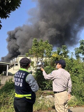 台南仁德工廠堆放大量廢棄輪胎與易燃物,火勢猛烈更冒出滾滾惡臭濃煙,環保局派員監控。圖/台南市環保局提供