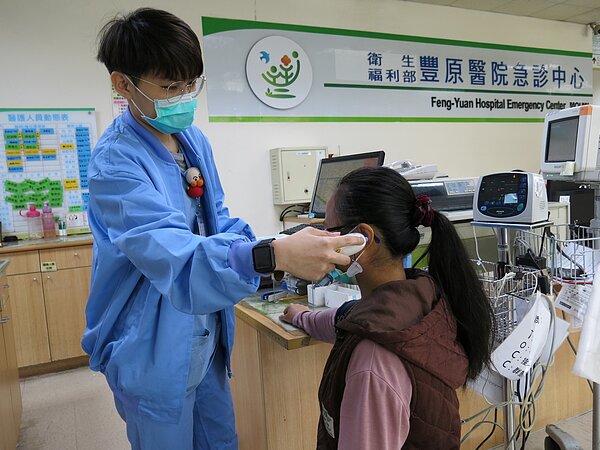 豐原醫院1月24日除夕及1月28日初四上午各加開內科、外科、耳鼻喉科、中醫、婦科及牙科等門診,還開設類流感特診,急診也增加診次,一起守護民眾春節健康。記者余采瀅/攝影