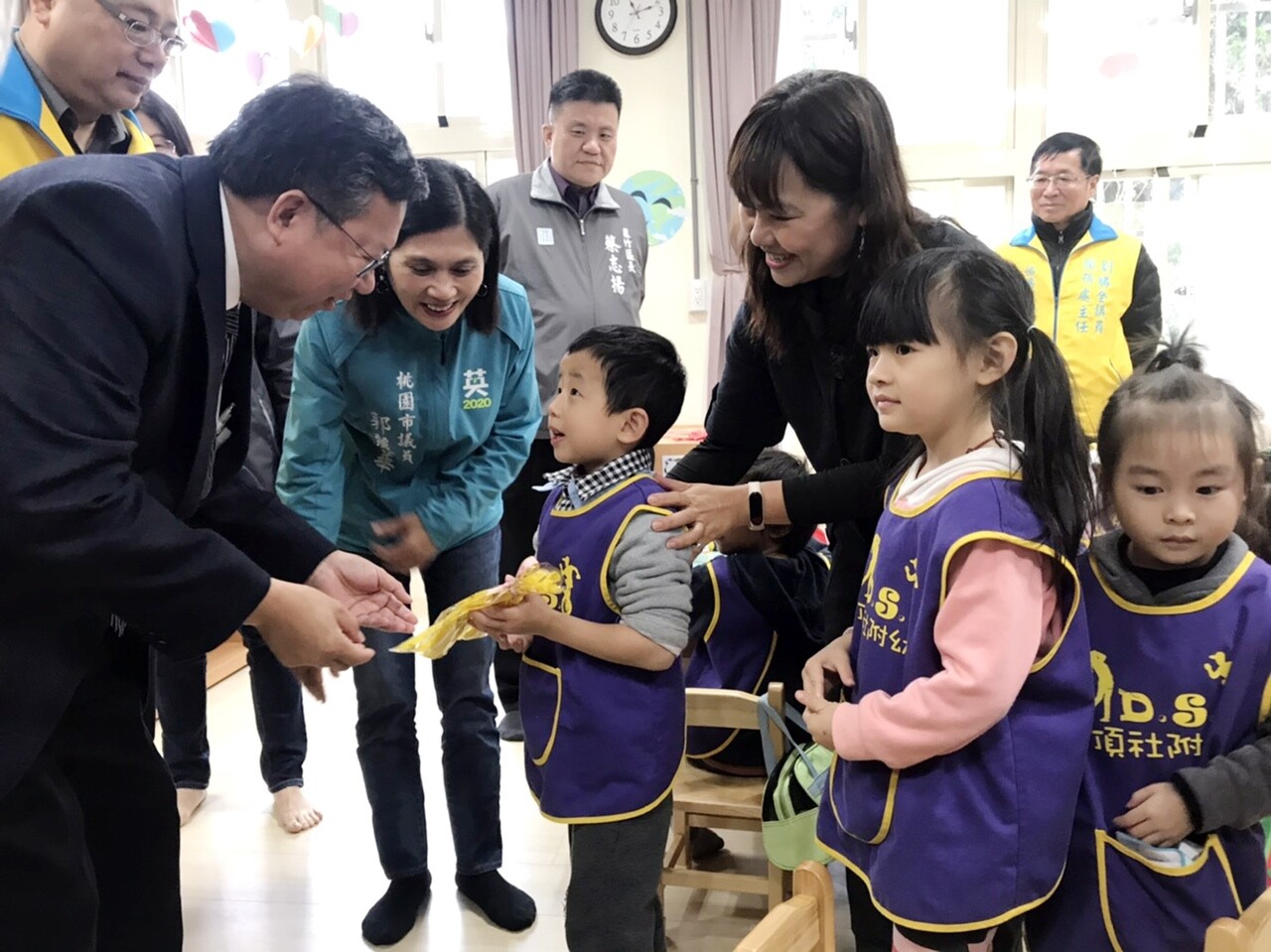 桃園市長鄭文燦（左一）與幼兒小朋友一起賀新年，體驗童言童趣，並宣布市府要擴大推動幼兒園2歲專班。記者曾增勳／攝影