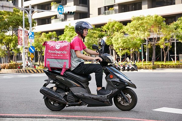 傳foodpanda外送員不滿薪制調整，於網路社群醞釀集體罷工。圖／foodpanda提供