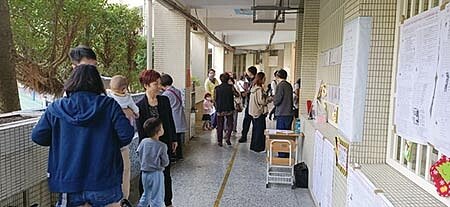 
2020年1月11日總統大選當日，台北中正區老牌明星學校「國語實小」，出現民眾攜家帶眷出門投票的人潮，不少是校友返校和準家長帶孩子順便熟悉校園環境，區內學區宅熱銷案「品陽大苑」也把握機會，吸引一波投完票賞屋、換屋的準買家。圖／鄭啟明
 