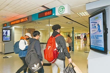因應新型冠狀病毒疫情,疾管署啟動加強邊境檢疫應變措施。(本報資料照片)