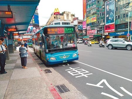 基隆廟口愛四路夜市過年不打烊，市府年前推出「年貨公車」每天整點從市公車總站發車。（許家寧攝）