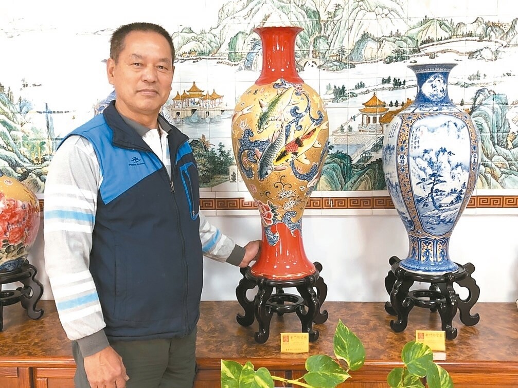 董加添在金門縣陶瓷廠待了40多年，創作上千件作品，廠內的重點銷售商品有多件都是他的作品。 記者蔡家蓁／攝影