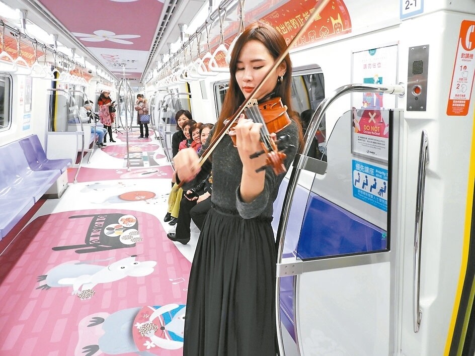 「2020桃園市客家季」桃捷推出「鼠年」彩繪列車,14日邀金曲音樂人劉劭希製作到站音樂。 圖/記者高宇震攝影