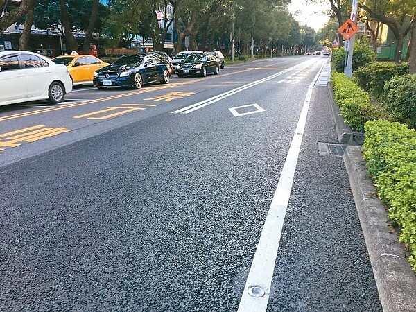 台北市公車專用道瀝青路面耗損、龜裂嚴重,市府首次引進堪稱「機場跑道級別」瀝青,在敦化南路一段長250公尺的路面試辦。 圖/台北市新工處提供
