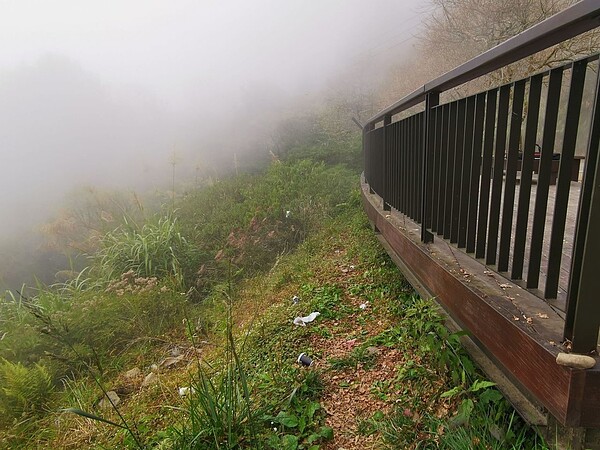 嘉義縣阿里山鄉台18線89.5公里觀景台於去年10月落成,因可看到日出及雲海,吸引許多遊客、攝影愛好者前往,但景觀台下也多了許多垃圾。圖/讀者提供