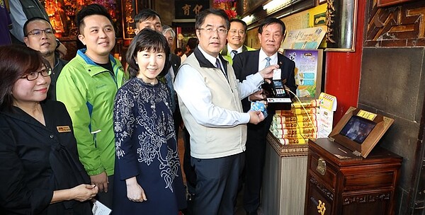 首廟天壇成台南第一家用悠遊卡可添香油錢的廟宇,圖為首廟天壇董事長徐國潤(右一)、台南市長黃偉哲(右二)。圖/中時報系資料照