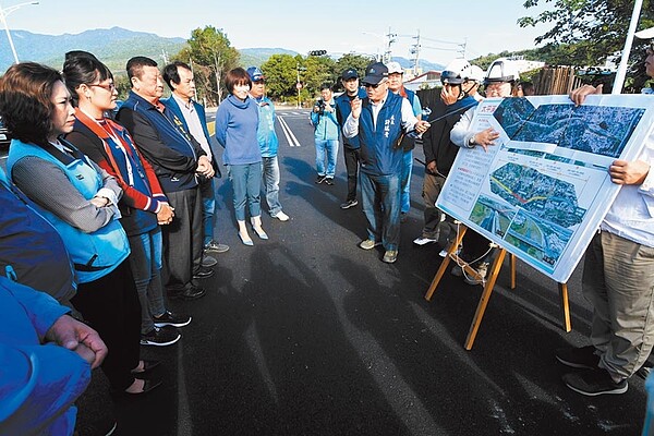 新建東49-1景觀大道將於19日通車，台東縣長饒慶鈴偕同多位縣議會聽取工程簡報。（莊哲權攝）