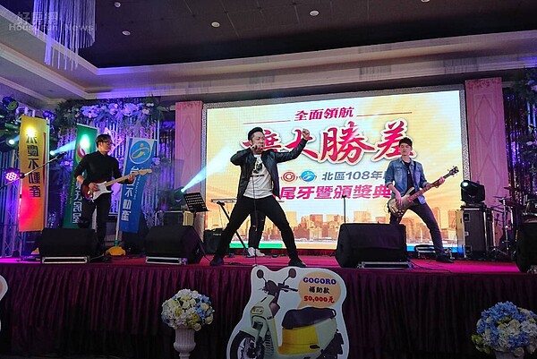 永慶房產集團北區聯合尾牙,由艾成等演員組成的《87樂團》精彩開唱。(圖/永慶房產集團)