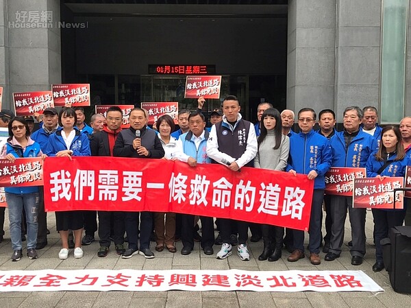 環保署在1月15日召開淡北道路環評大會,大批淡水居民和民代,聚集在環保署門口,新北市長侯友宜(持麥克風者)也親自向環評大會喊話。好房網News記者李彥穎攝