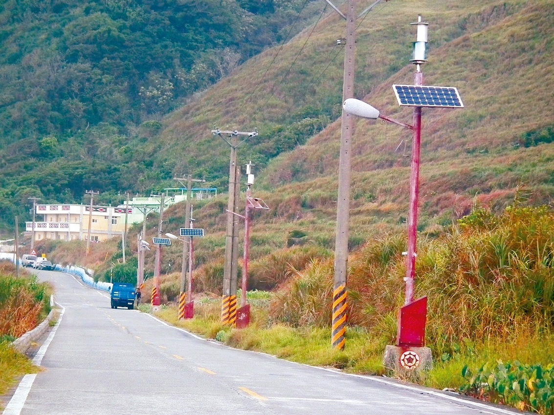 台東蘭嶼環島公路設置太陽能路燈，受風雨摧殘、海邊鹽分侵蝕，已半數毀損，無法發揮照明功能。 記者尤聰光／攝影