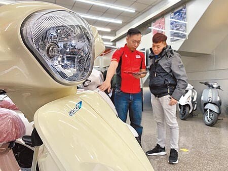 符合七期環保的汽油機車貼有專屬標章識別。(陳大任攝)