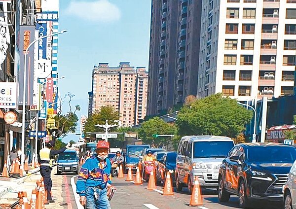 桃園捷運綠線工程圍籬用的三角錐壓在車道線上,機車完全沒有行駛空間,引來駕駛人抱怨。 圖/讀者提供