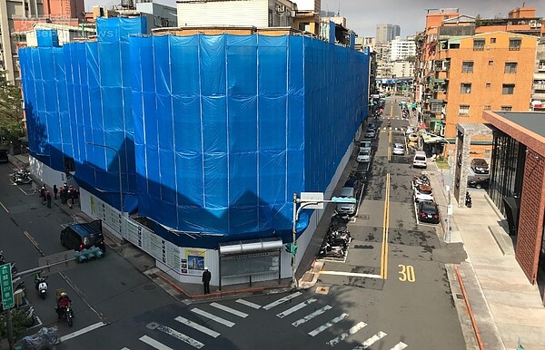 台北市指標性的全家福社區海砂屋都更案,1月16日上午正式展開拆除。好房網News記者李彥穎攝