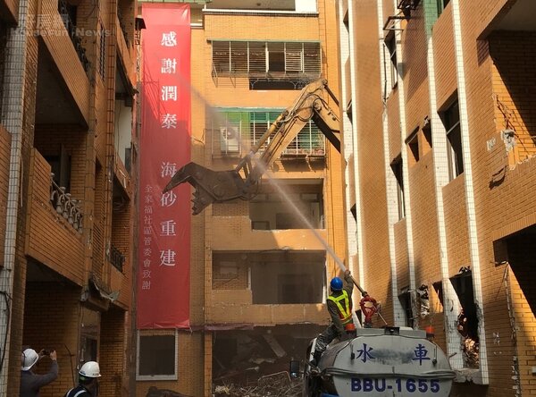 台北市指標性的全家福社區海砂屋都更案，1月16日上午正式展開拆除。好房網News記者李彥穎攝