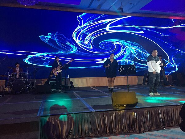 高雄台慶不動產尾牙現場請來飛魚樂團帶來精彩表演。永慶房產集團提供