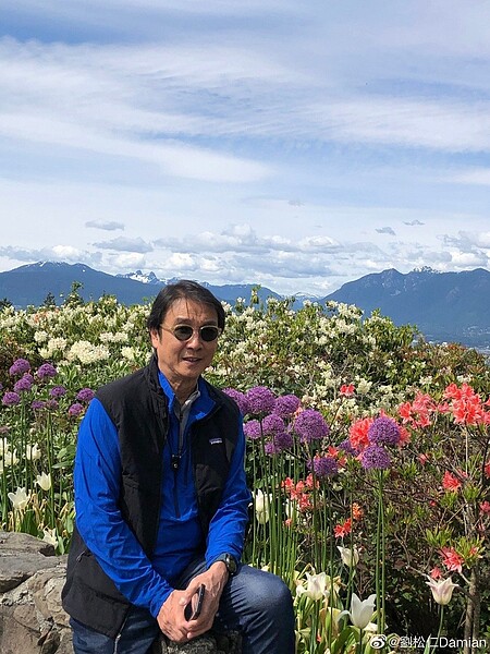70歲的港星劉松仁近日被媒體拍到疑似中風,整個人暴瘦,走路需靠拐杖。圖/截自劉松仁微博