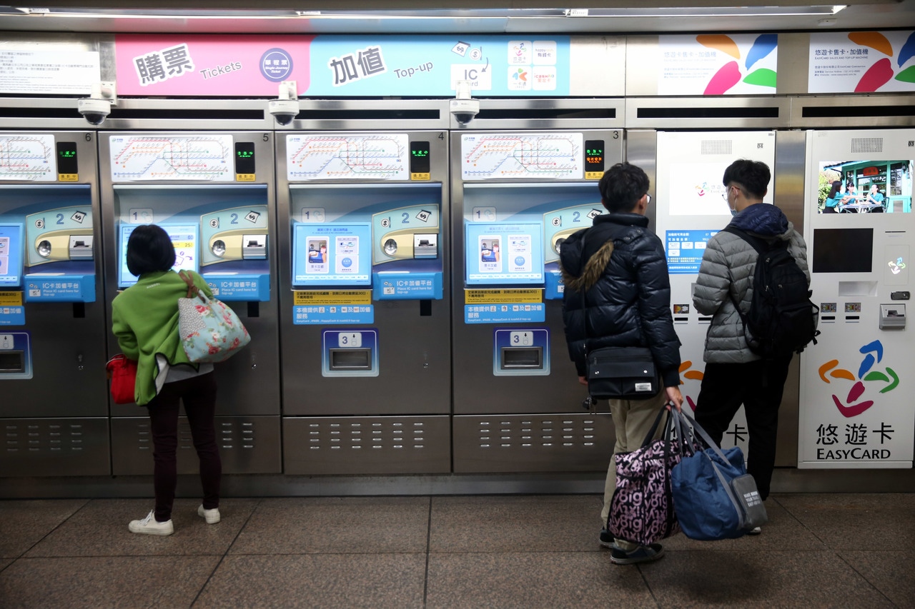 雙北市府上午宣布台北捷運「常客優惠」2月1日正式實施，主打「搭愈多次回饋率愈高」，與1280元30天吃到飽的定期票優惠邏輯不同。 記者邱德祥／攝影